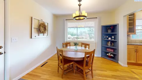 Dining - 1210 NW Orion Dr, Pullman, WA 99163 photo 3 of 5