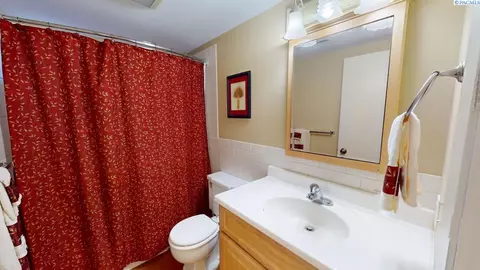 Bath - 1210 NW Orion Dr, Pullman, WA 99163 photo 2 of 2