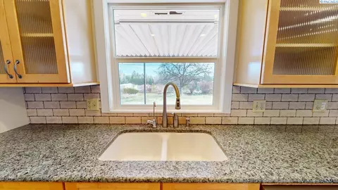 Kitchen - 1210 NW Orion Dr, Pullman, WA 99163 photo 2 of 4