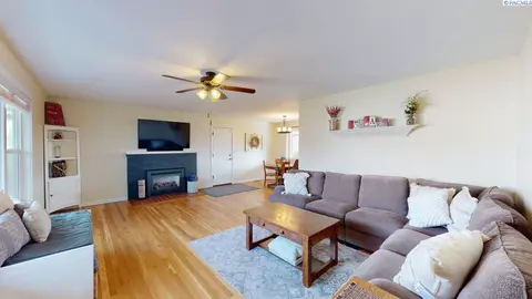Living - 1210 NW Orion Dr, Pullman, WA 99163 photo 1 of 1