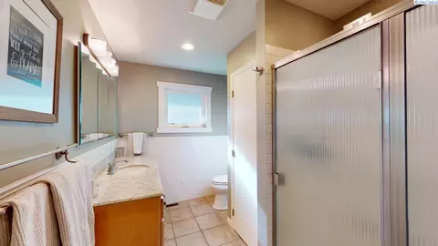 Bath - 1210 NW Orion Dr, Pullman, WA 99163 photo 1 of 2