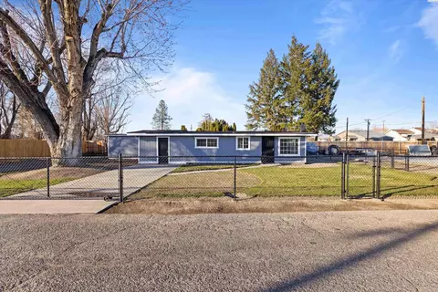 Exterior - 311 E 5th St, Granger, WA 98932 photo 2 of 9