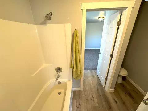 Bath - 1338 SW Sw Ctr, Pullman, WA 99163 photo 4 of 7