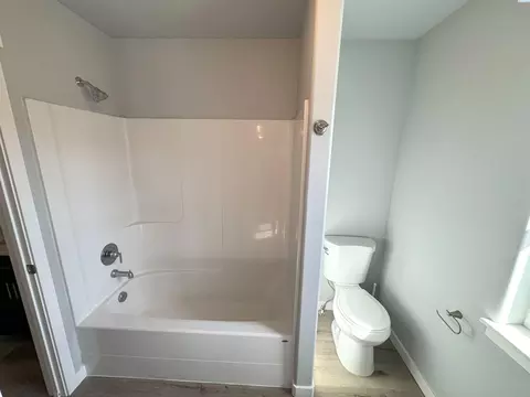 Bath - 1338 SW Sw Ctr, Pullman, WA 99163 photo 6 of 7