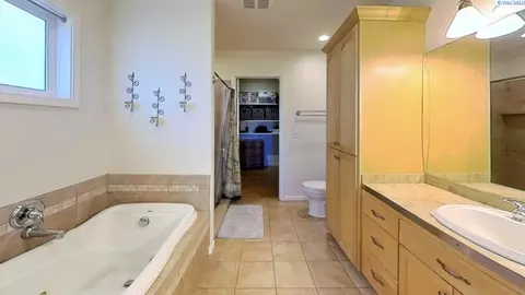 Bath - 970 SW Crestview St, Pullman, WA 99163 photo 1 of 4