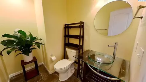 Bath - 970 SW Crestview St, Pullman, WA 99163 photo 3 of 4