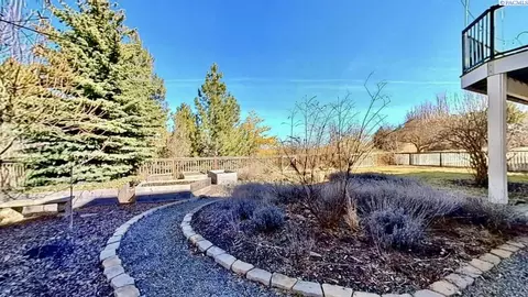 Exterior - 970 SW Crestview St, Pullman, WA 99163 photo 6 of 7