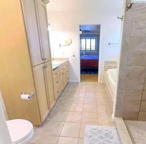 Bath - 970 SW Crestview St, Pullman, WA 99163 photo 2 of 4