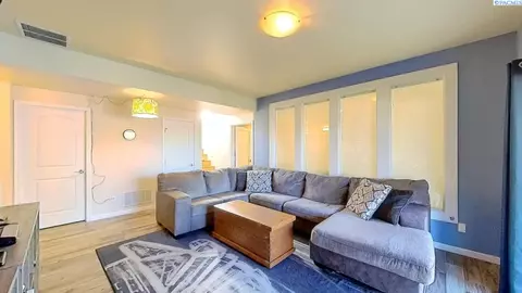 Living - 970 SW Crestview St, Pullman, WA 99163 photo 4 of 6