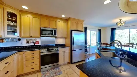 Kitchen - 970 SW Crestview St, Pullman, WA 99163 photo 1 of 2