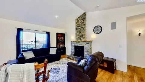 Living - 970 SW Crestview St, Pullman, WA 99163 photo 3 of 6