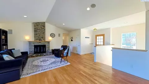 Living - 970 SW Crestview St, Pullman, WA 99163 photo 1 of 6