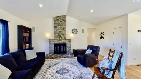 Living - 970 SW Crestview St, Pullman, WA 99163 photo 2 of 6