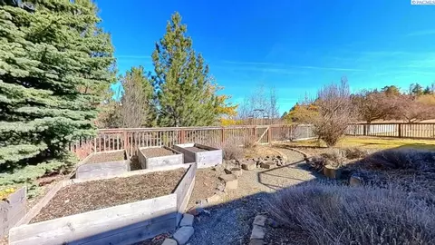 Exterior - 970 SW Crestview St, Pullman, WA 99163 photo 5 of 7