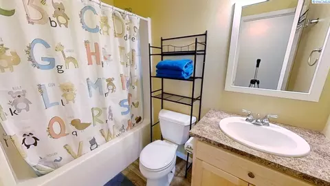 Bath - 970 SW Crestview St, Pullman, WA 99163 photo 4 of 4