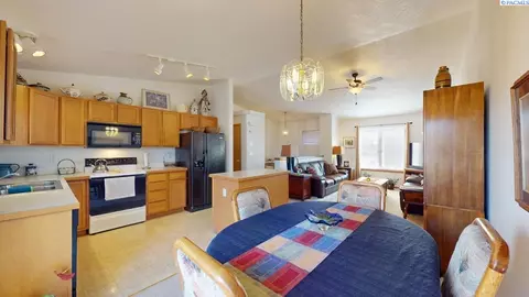 Dining - 1615 NW Arcadia Dr, Pullman, WA 99163 photo 3 of 4