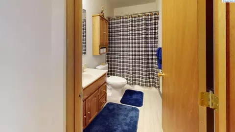 Bath - 1615 NW Arcadia Dr, Pullman, WA 99163 photo 1 of 3