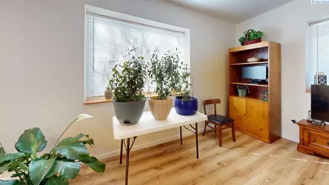 Dining - 1615 NW Arcadia Dr, Pullman, WA 99163 photo 4 of 4