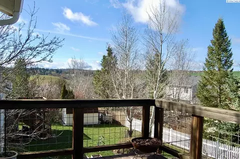Exterior - 1615 NW Arcadia Dr, Pullman, WA 99163 photo 6 of 9