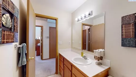 Bath - 1615 NW Arcadia Dr, Pullman, WA 99163 photo 2 of 3