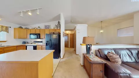 Living - 1615 NW Arcadia Dr, Pullman, WA 99163 photo 4 of 5
