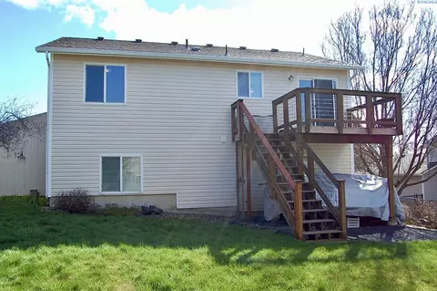 Exterior - 1615 NW Arcadia Dr, Pullman, WA 99163 photo 5 of 9