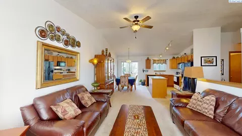 Living - 1615 NW Arcadia Dr, Pullman, WA 99163 photo 3 of 5