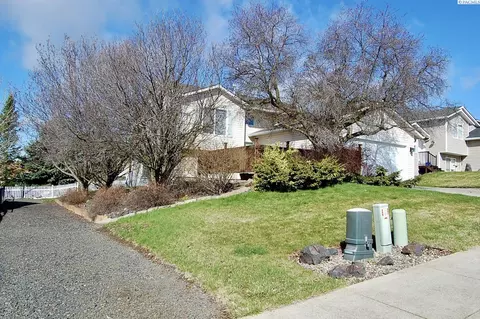 Exterior - 1615 NW Arcadia Dr, Pullman, WA 99163 photo 2 of 9