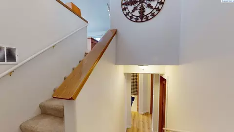 Entry Way - 1615 NW Arcadia Dr, Pullman, WA 99163 photo 2 of 2