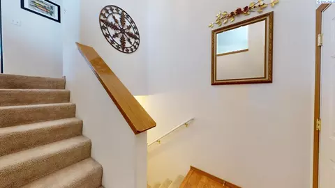 Entry Way - 1615 NW Arcadia Dr, Pullman, WA 99163 photo 1 of 2