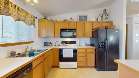 Kitchen - 1615 NW Arcadia Dr, Pullman, WA 99163 photo 2 of 3