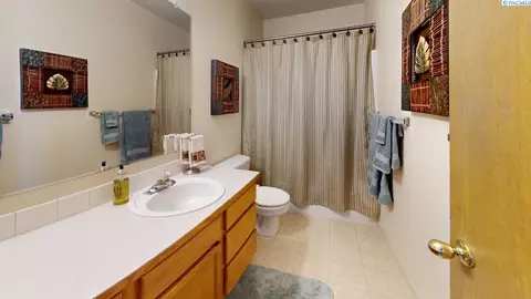 Bath - 1615 NW Arcadia Dr, Pullman, WA 99163 photo 3 of 3