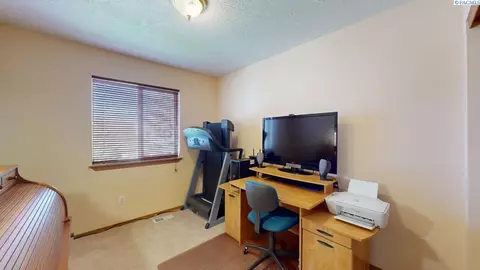 Bedroom - 1615 NW Arcadia Dr, Pullman, WA 99163 photo 3 of 6