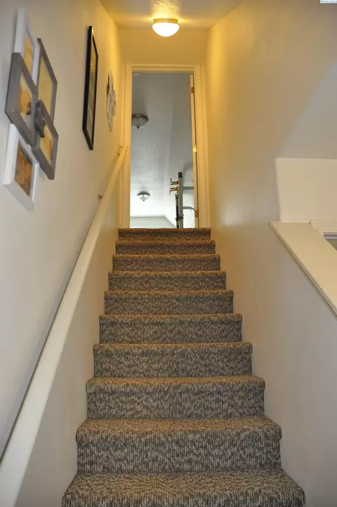 Entry Way - 1100 SW Latour Peak St, Pullman, WA 99163 photo 3 of 3