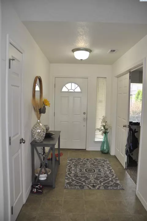 Entry Way - 1100 SW Latour Peak St, Pullman, WA 99163 photo 1 of 3