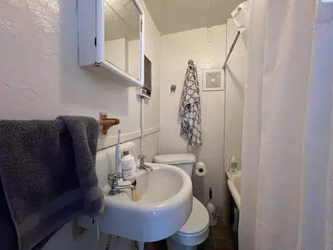 Bath - 925 NE Monroe, Pullman, WA 99163 photo 2 of 3