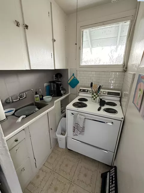 Kitchen - 925 NE Monroe, Pullman, WA 99163 photo 5 of 6