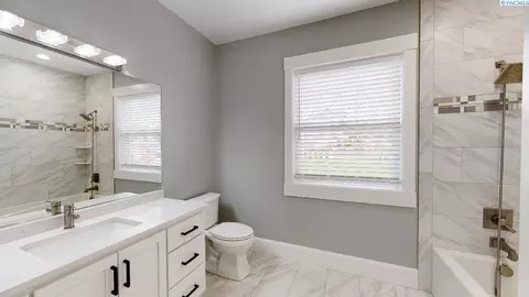 Bath - 1745 SW Barclay Ridge Dr, Pullman, WA 99163 photo 3 of 5