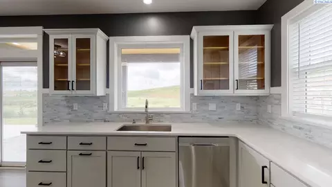 Kitchen - 1745 SW Barclay Ridge Dr, Pullman, WA 99163 photo 3 of 8