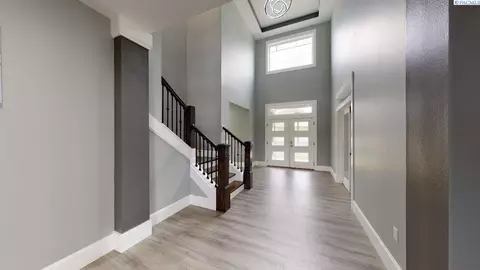 Entry Way - 1745 SW Barclay Ridge Dr, Pullman, WA 99163 photo 4 of 7
