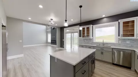 Kitchen - 1745 SW Barclay Ridge Dr, Pullman, WA 99163 photo 4 of 8
