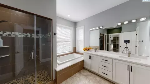 Bath - 1745 SW Barclay Ridge Dr, Pullman, WA 99163 photo 2 of 5