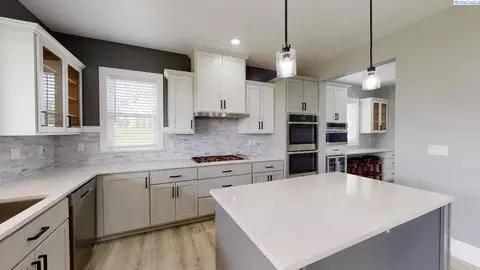 Kitchen - 1745 SW Barclay Ridge Dr, Pullman, WA 99163 photo 6 of 8