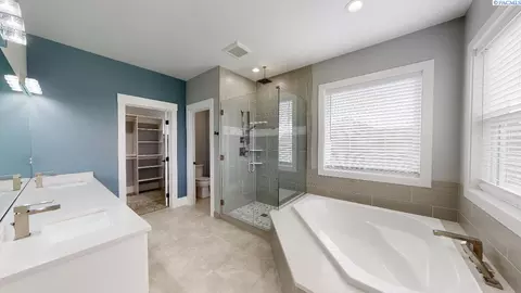 Bath - 1745 SW Barclay Ridge Dr, Pullman, WA 99163 photo 4 of 5