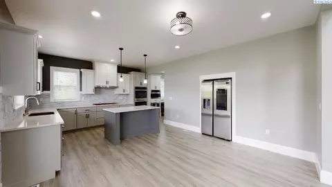 Kitchen - 1745 SW Barclay Ridge Dr, Pullman, WA 99163 photo 7 of 8