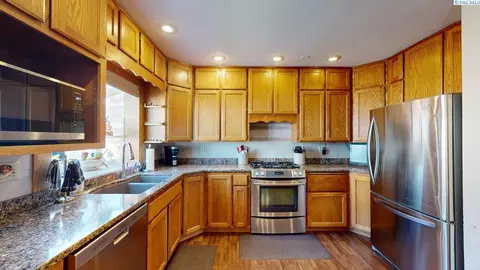 Kitchen - 550 SE High St, Pullman, WA 99163 photo 2 of 6