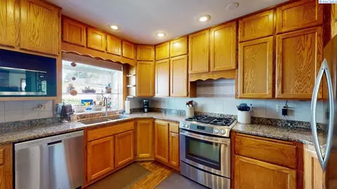 Kitchen - 550 SE High St, Pullman, WA 99163 photo 3 of 6