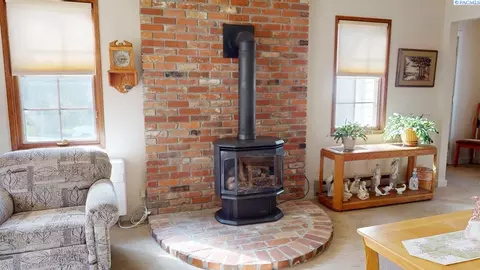 Living - 550 SE High St, Pullman, WA 99163 photo 3 of 10