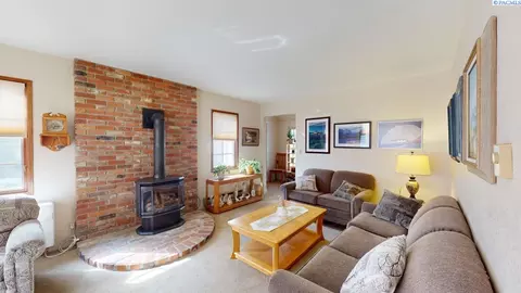 Living - 550 SE High St, Pullman, WA 99163 photo 1 of 10