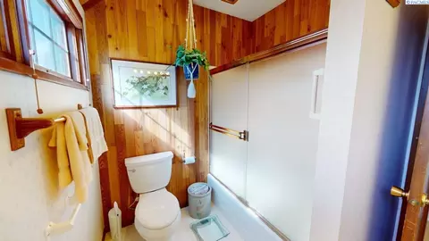 Bath - 550 SE High St, Pullman, WA 99163 photo 2 of 3